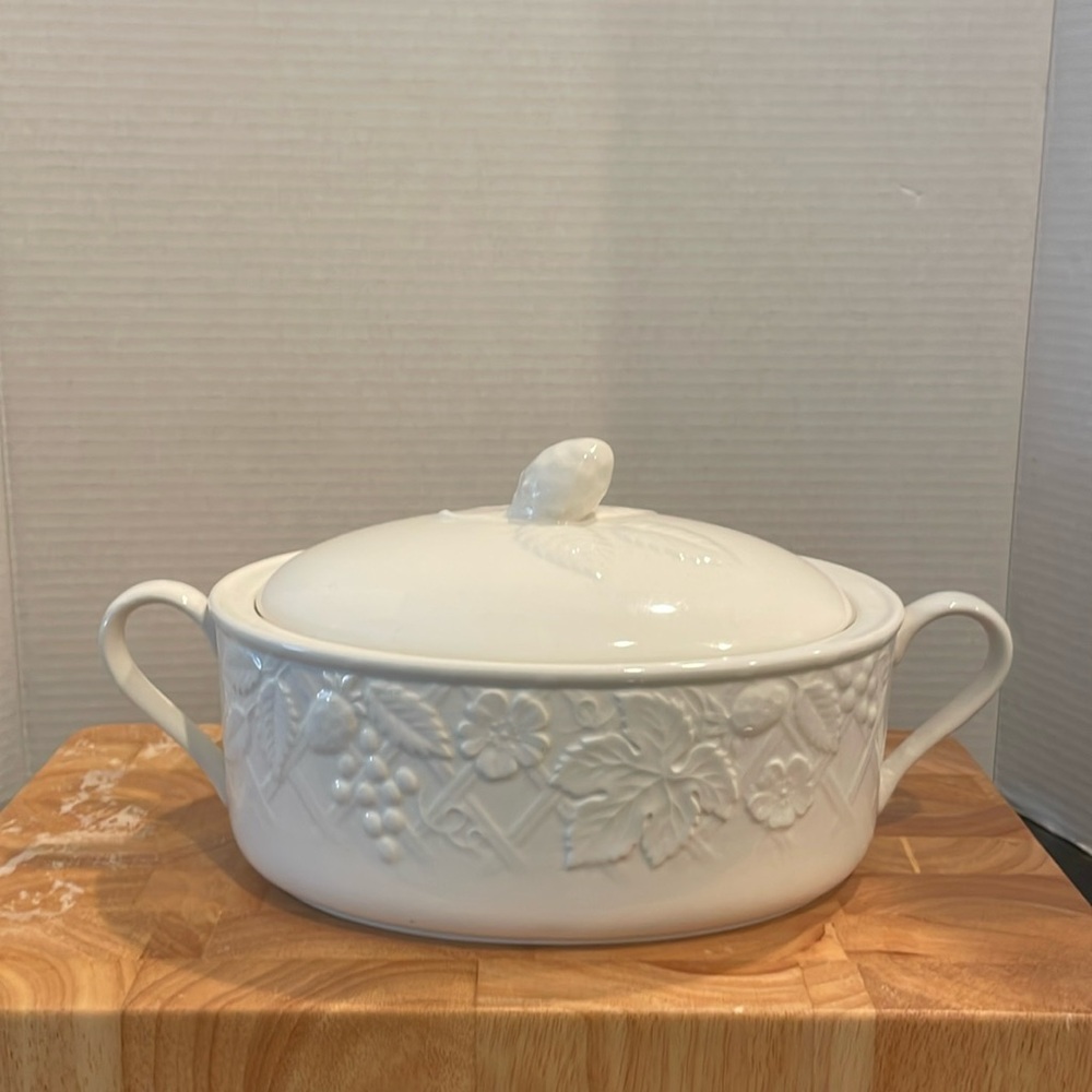 Mikasa English Countryside Oval Covered Casserole with Lid. 12” handle-handle !